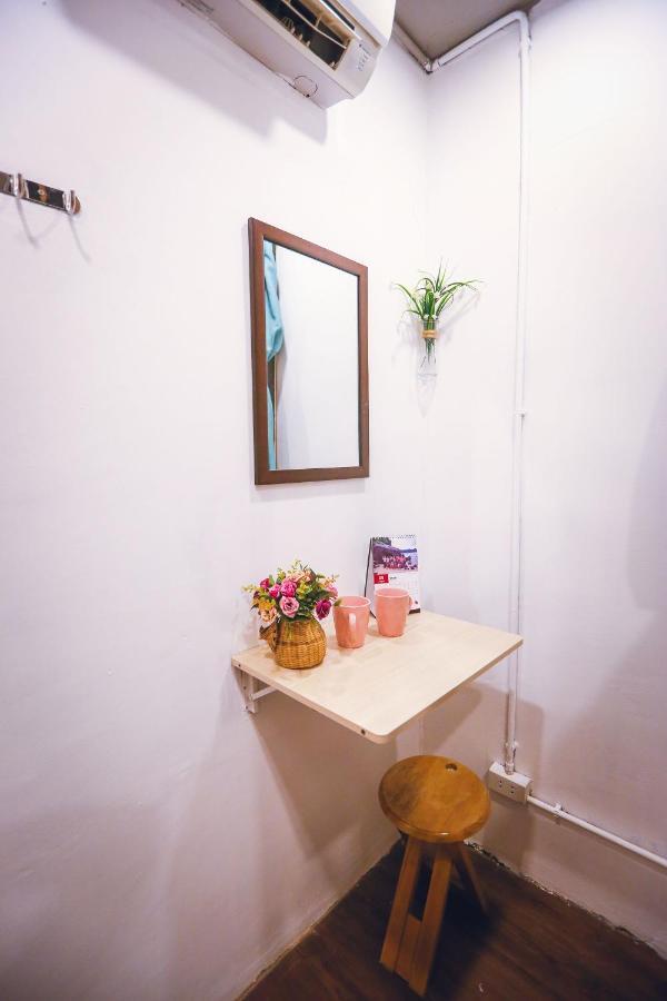 Хостел Reddoorz @ Tong Duy Tan Street (Adults Only) Ханой Екстер'єр фото